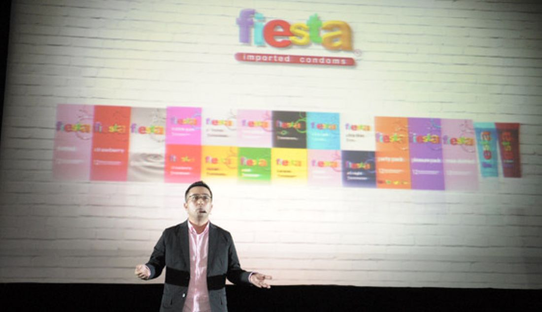 Bapak Freddy Kapuangan selaku Group GM Condom Business Unit saat memaparkan varian produk terbaru dari Fiesta di Jakarta, Rabu (4/5). Foto: Ist - JPNN.com