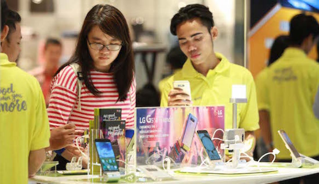 Suasana pameran LG G5SE yang bisa ditukar tambah dengan handphone dari beberapa merk khusus di Atrium Central Park Mall. Foto Puguh Sujiatmiko/Jawa Pos - JPNN.com