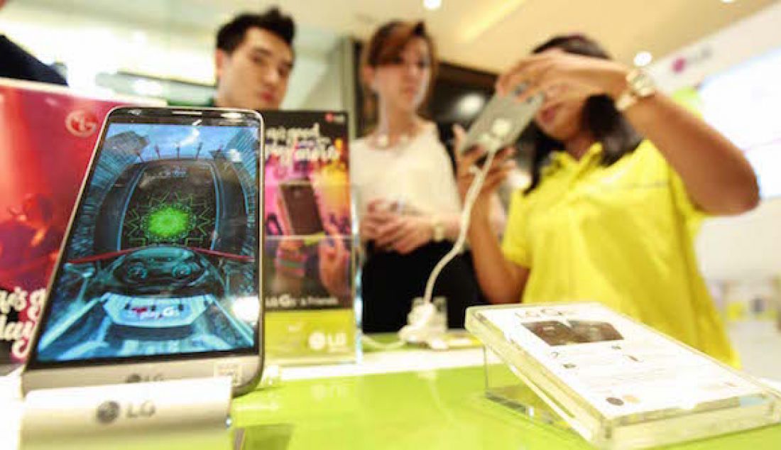 Suasana pameran LG G5SE yang bisa ditukar tambah dengan handphone dari beberapa merk khusus di Atrium Central Park Mall. Foto Puguh Sujiatmiko/Jawa Pos - JPNN.com