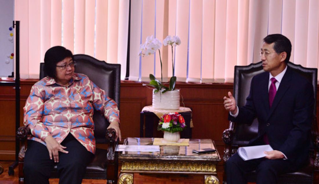 BINCANG-BINCANG: Menteri LHK Siti Nurbaya menerima kunjungan Dubes Korsel Taiyoung Cho di kantor LHK, Jakarta, Selasa (28/6). Foto: Ist - JPNN.com