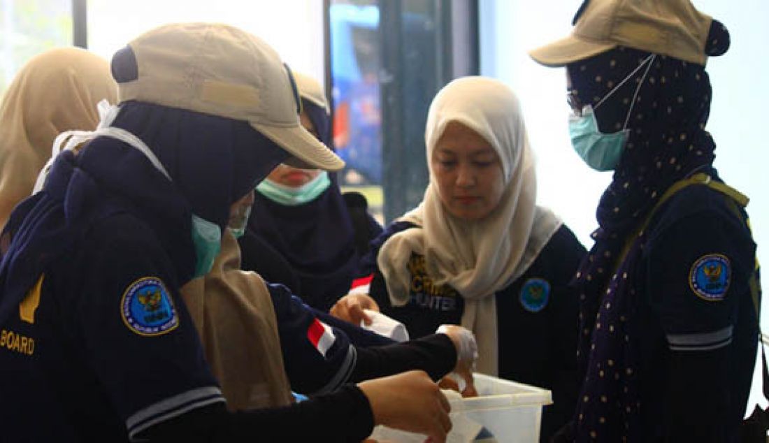 Petugas BNNK Bogor memeriksa urine sejumlah sopir di Kabupaten Bogor, selama musim mudik 2016 ini. Jika kedapatan sopir menggunakan narkoba atau alkohol, BNNK akan memproses hukum sopir tersebut. Foto: Ist - JPNN.com