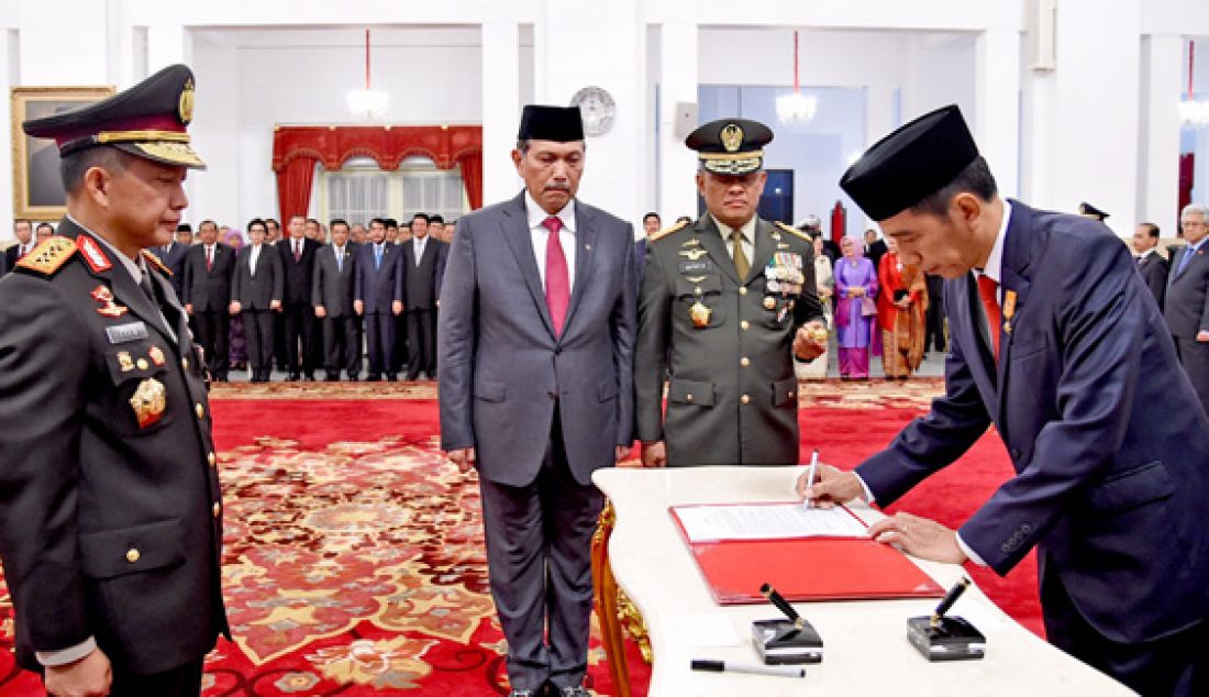 Komjen Pol Tito Karnavian saat mengikuti acara pelantikannya sebagai Kapolri oleh Presiden Joko Widodo di Istana Negara Jakarta, Rabu (13/7). Foto: Biro Pers Istana - JPNN.com