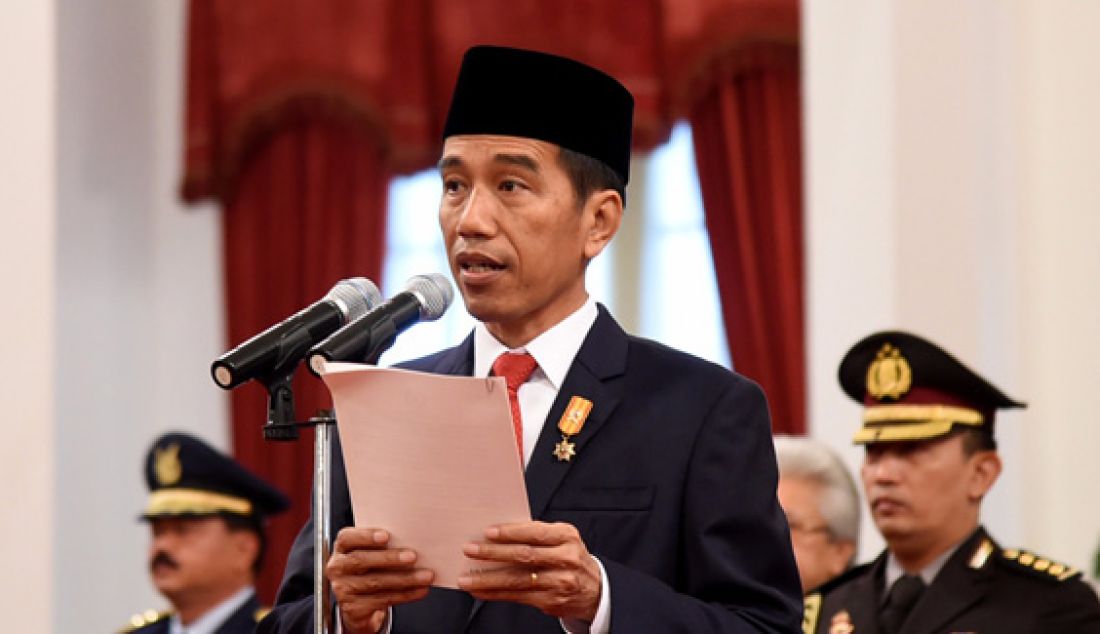 Presiden Joko Widodo (Jokowi) melantik Komjen Pol Tito Karnavian menggantikan Komjen Pol Badrodin Haiti sebagai Kapolri di Istana Negara Jakarta, Rabu (13/7). Foto: Biro Pers Istana - JPNN.com