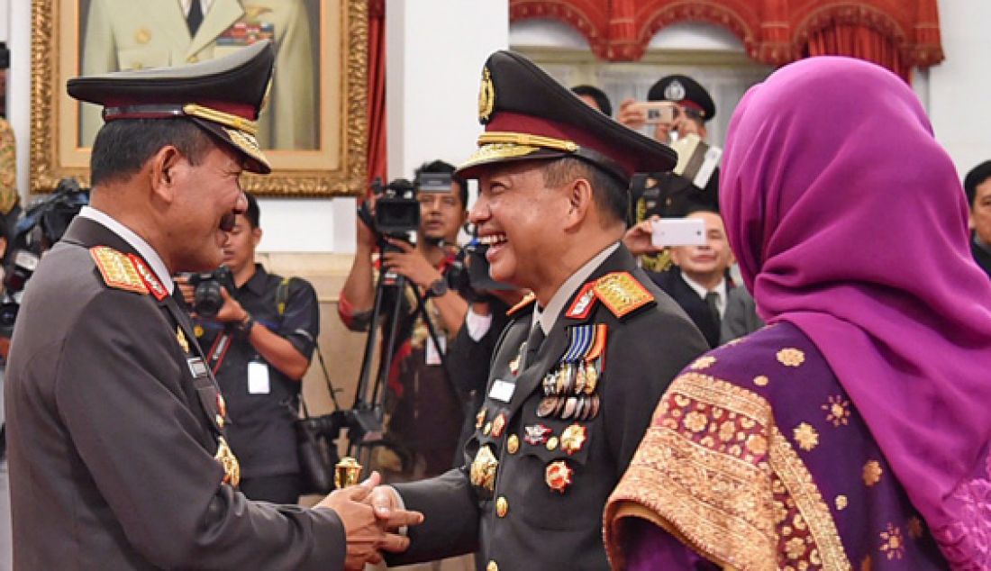 Kapolri baru, Komjen Pol Tito Karnavian bersalaman dengan Komjen Pol Badrodin Haiti usai mengikuti acara pelantikan di Istana Negara Jakarta, Rabu (13/7). Foto: Biro Pers Istana - JPNN.com