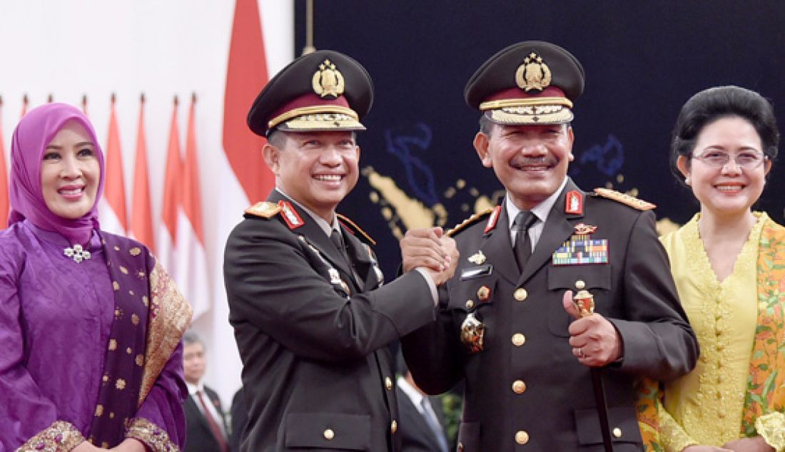 Kapolri baru, Komjen Pol Tito Karnavian bersalaman dengan Komjen Pol Badrodin Haiti usai mengikuti acara pelantikan di Istana Negara Jakarta, Rabu (13/7). Foto: Biro Pers Istana - JPNN.com