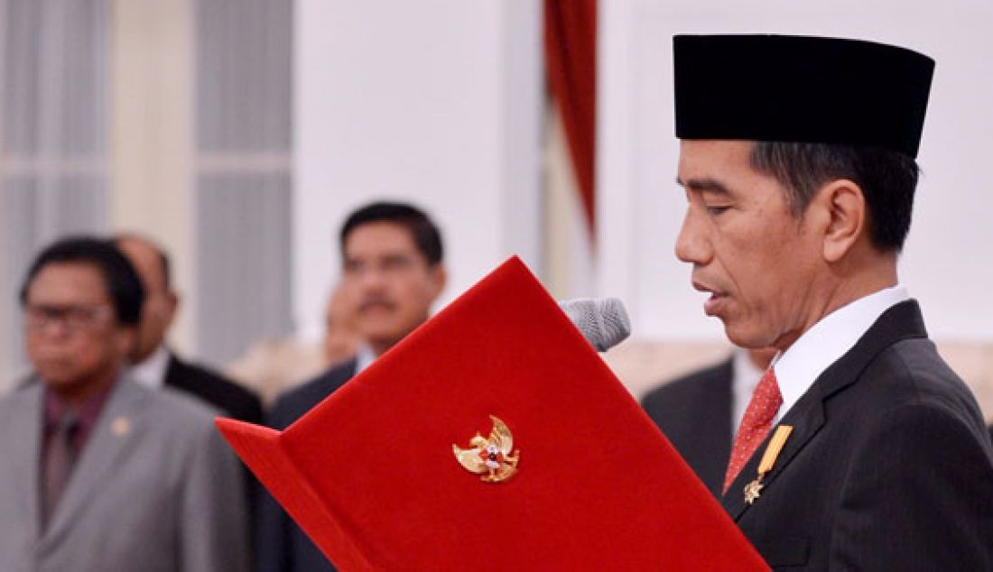 Presiden Joko Widodo (Jokowi) melantik Penny Kusumastuti Lukito sebagai Kepala Badan Pengawasan Obat dan Makanan (BPOM) dan Komjen Suhardi Alius sebagai Kepala Badan Nasional Penanggulangan Terorisme (BNPT) di Istana Negara, Jakarta, Rabu (20/7). Foto: Biro Pers Kepresidenan - JPNN.com