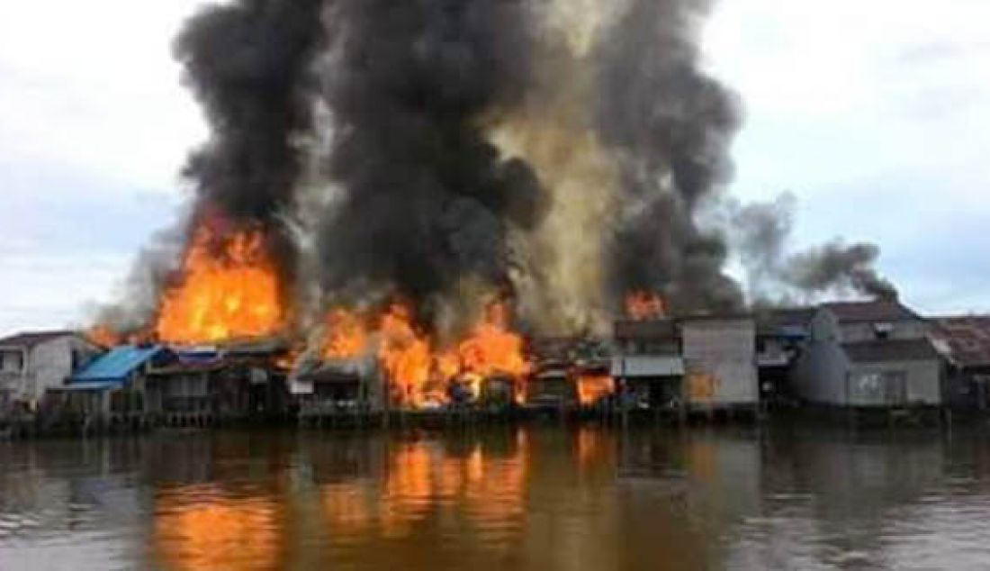 Api menghanguskan 36 Ruko dan rumah warga di Pasar Sungai Baru, Teluk Keramat, Sambas, Kalimantan Barat, Senin (25/7). Foto: Ist - JPNN.com