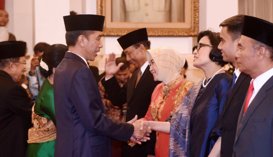 Presiden Joko Widodo memberikan ucapan selamat usai pelantikan sejumlah Menteri baru di Sitana Negara Jakarta, Rabu (27/7). Foto: Biro Pers Kepresidenan - JPNN.com