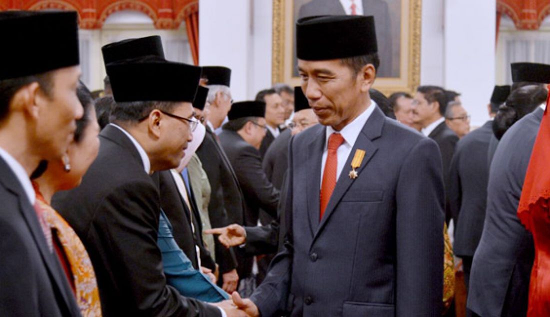 Presiden Joko Widodo memberikan ucapan selamat usai pelantikan sejumlah Menteri baru di Sitana Negara Jakarta, Rabu (27/7). Foto: Biro Pers Kepresidenan - JPNN.com