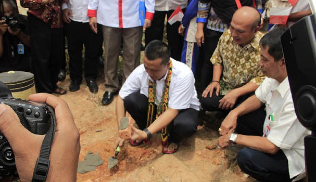 Menpora Imam Nahrawi melakukan peletakan batu pertama pembangunan/rehabilitasi lapangan olahraga desa di Desa Tani Bhakti, Samboja, Kutai Kertanegara, Kalimantan Timur, Jumat (19/8). Foto: Kabiro Humas dan Hukum Kemenpora - JPNN.com