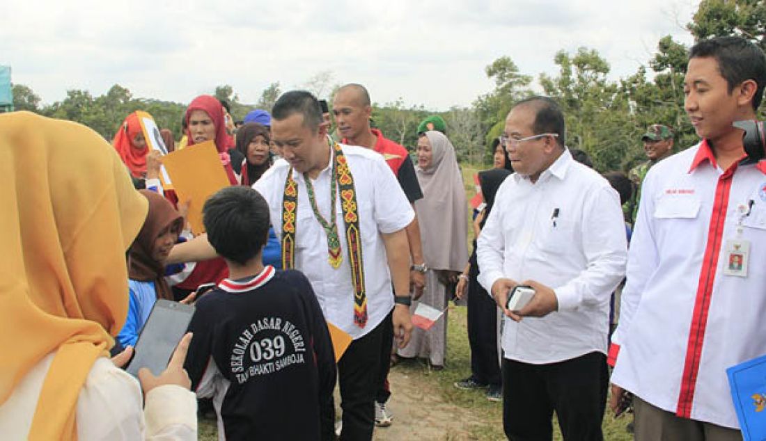 Menpora Imam Nahrawi saat menyapa anak-anak usai peletakkan pertama bantuan lapangan desa di Desa Tani Bhakti, Samboja, Kutai Kertanegara, Jumat (19/8). Foto: Kabiro Humas dan Hukum Kemenpora - JPNN.com