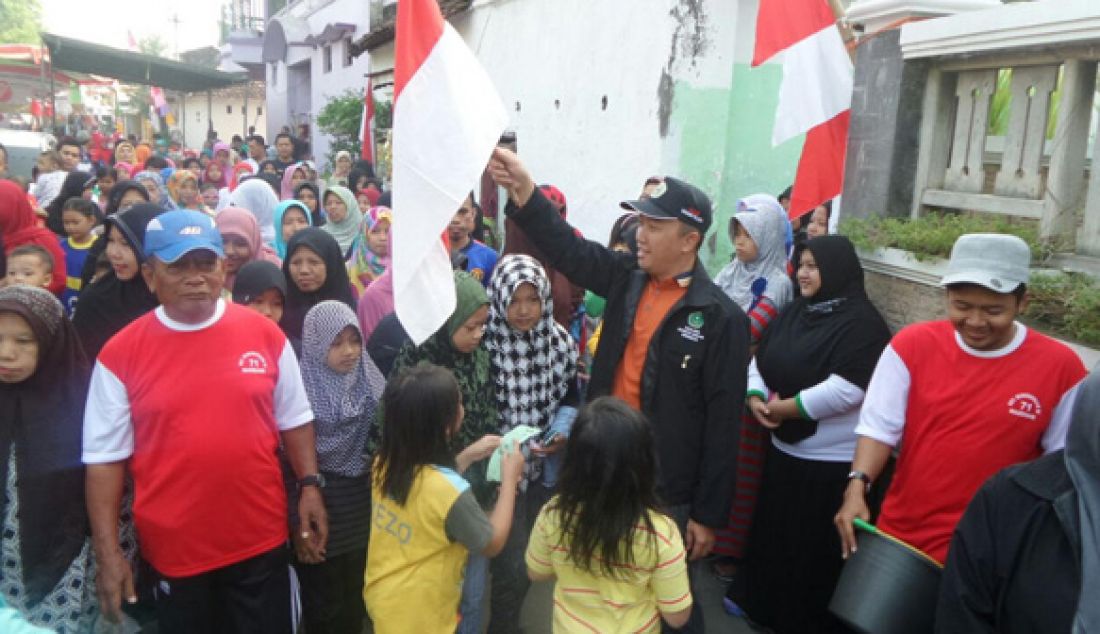 AKRAB - Menpora Imam Nahrawi saat melepas acara jalan sehat untuk meramaikan Hari Ulang Tahun Republik Indonesia ke-71 di Desa Magersari, Kedung Cangkring, Jabon, Sidoarjo, Jawa Timur, Minggu (21/8). Kemenpora for JPNN.com - JPNN.com