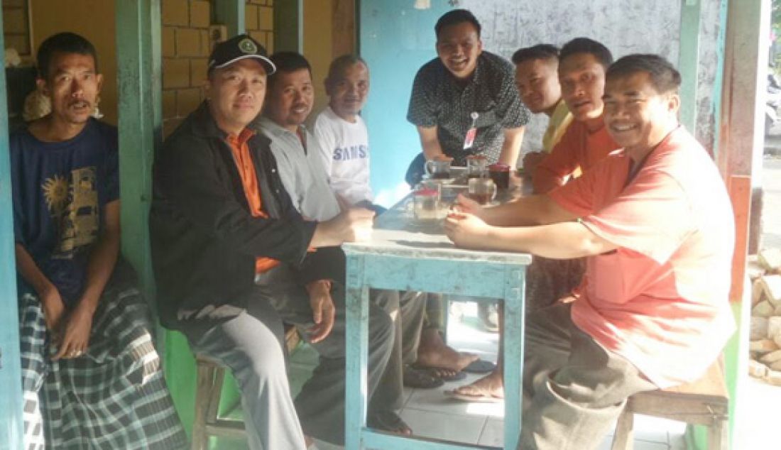 NGOPI BARENG - Menpora Imam Nahrawi ngopi bareng dengan warga Desa Magersari, Kedung Cangkring, Jabon, Sidoarjo, Jawa Timur, Minggu (21/8). Kemenpora for JPNN.com - JPNN.com