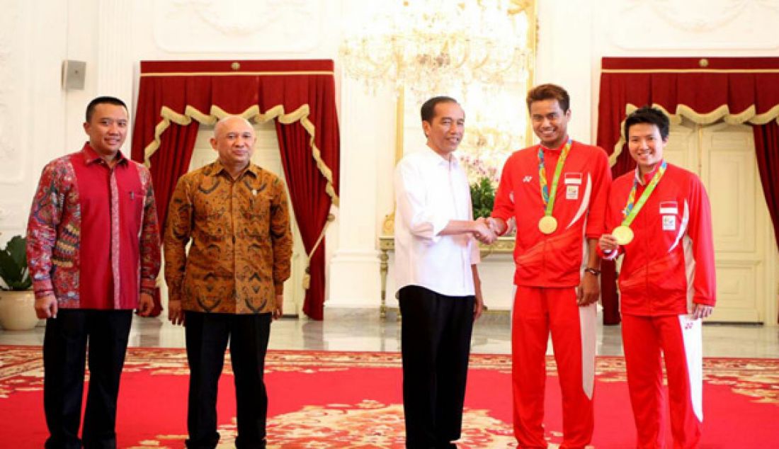 Presiden Joko Widodo saat menerima pahlawan olahraga Olimpiade 2016 yang didampingi Menteri Pemuda dan Olahraga (Menpora) Imam Nahrawi di Istana Negara, Jakarta, Rabu (24/8). Foto: Kabiro Humas dan Hukum Kemenpora - JPNN.com
