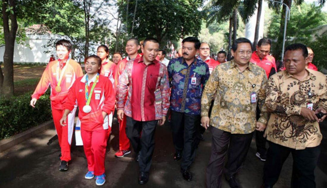 Menteri Olahraga (Menpora) Imam Nahrawi saat mendampingi pahlawan olahraga Olimpiade 2016 untuk bertemu dengan Presiden Joko Widodo di Istana Negara, Jakarta, Rabu (24/8). Foto: Kabiro Humas dan Hukum Kemenpora - JPNN.com