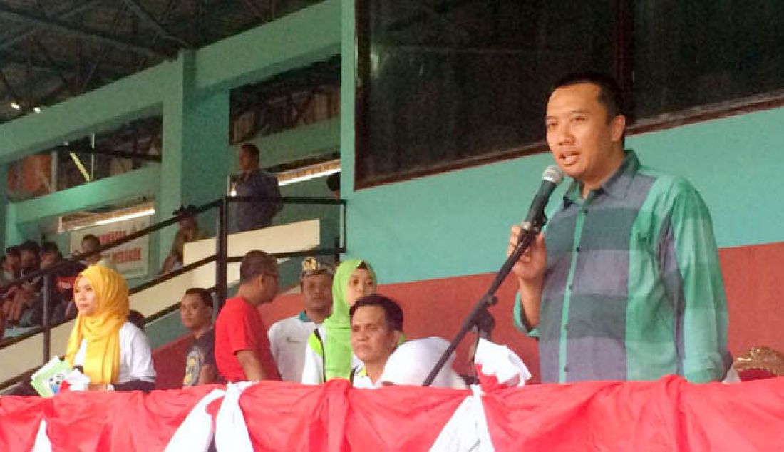 Menpora Imam Nahrawi saat membuka Liga Pelajar U-16 Piala Menpora di Stadion Soemantri Brojonegoro, Kuningan, Jakarta Selatan, Minggu (4/9) sore. Foto: Kabiro Humas dan Hukum Kemenpora - JPNN.com