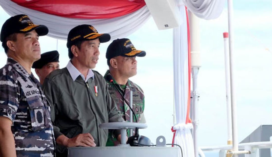 Presiden Joko Widodo meninjau dan menyaksikan secara langsung latihan Armada Jaya XXXIV Tahun 2016 di Geladak Isyarat KRI Banjarmasin-592 di Laut Jawa, Rabu 14 September 2016. Foto: Biro Pers Kepresidenan - JPNN.com