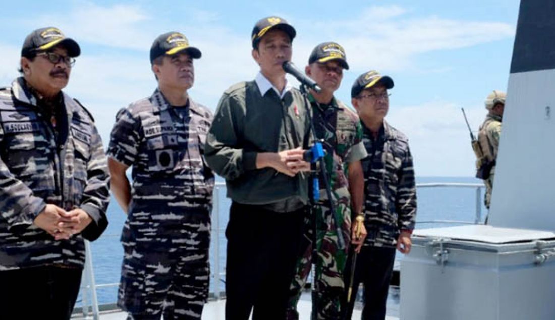 Presiden Joko Widodo meninjau dan menyaksikan secara langsung latihan Armada Jaya XXXIV Tahun 2016 di Geladak Isyarat KRI Banjarmasin-592 di Laut Jawa, Rabu 14 September 2016. Foto: Biro Pers Kepresidenan - JPNN.com