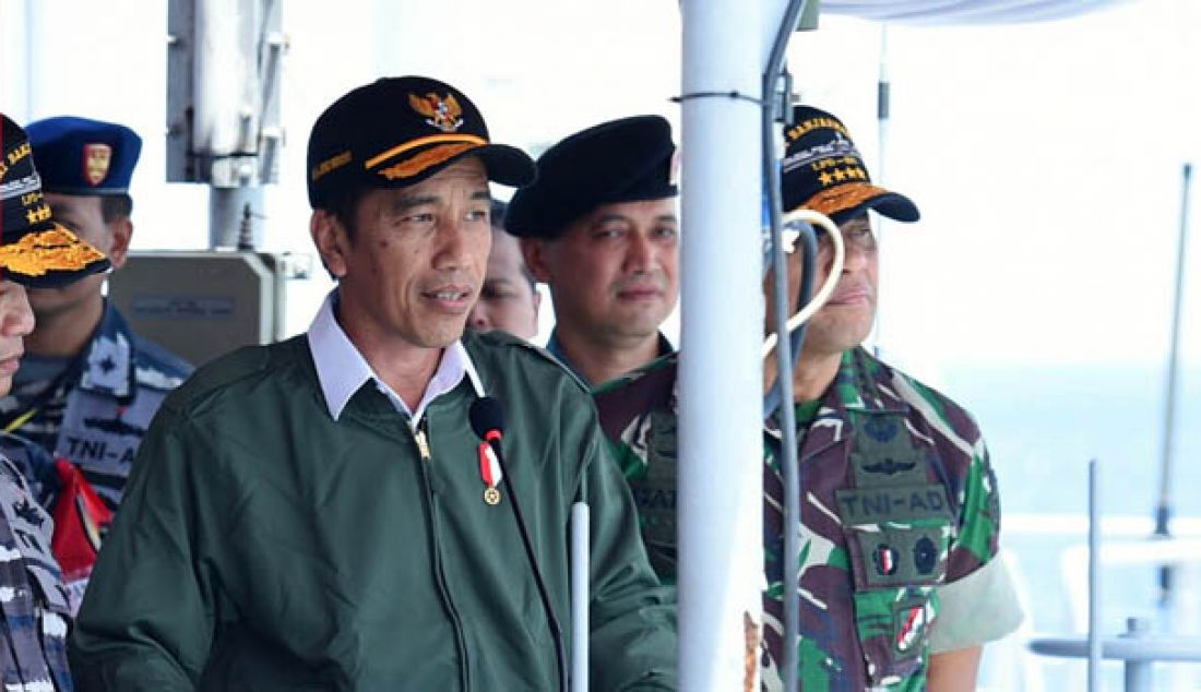 Presiden Joko Widodo meninjau dan menyaksikan secara langsung latihan Armada Jaya XXXIV Tahun 2016 di Geladak Isyarat KRI Banjarmasin-592 di Laut Jawa, Rabu 14 September 2016. Foto: Biro Pers Kepresidenan - JPNN.com