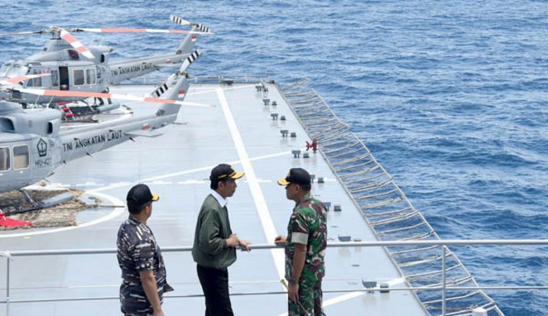 Presiden Joko Widodo meninjau dan menyaksikan secara langsung latihan Armada Jaya XXXIV Tahun 2016 di Geladak Isyarat KRI Banjarmasin-592 di Laut Jawa, Rabu 14 September 2016. Foto: Biro Pers Kepresidenan - JPNN.com