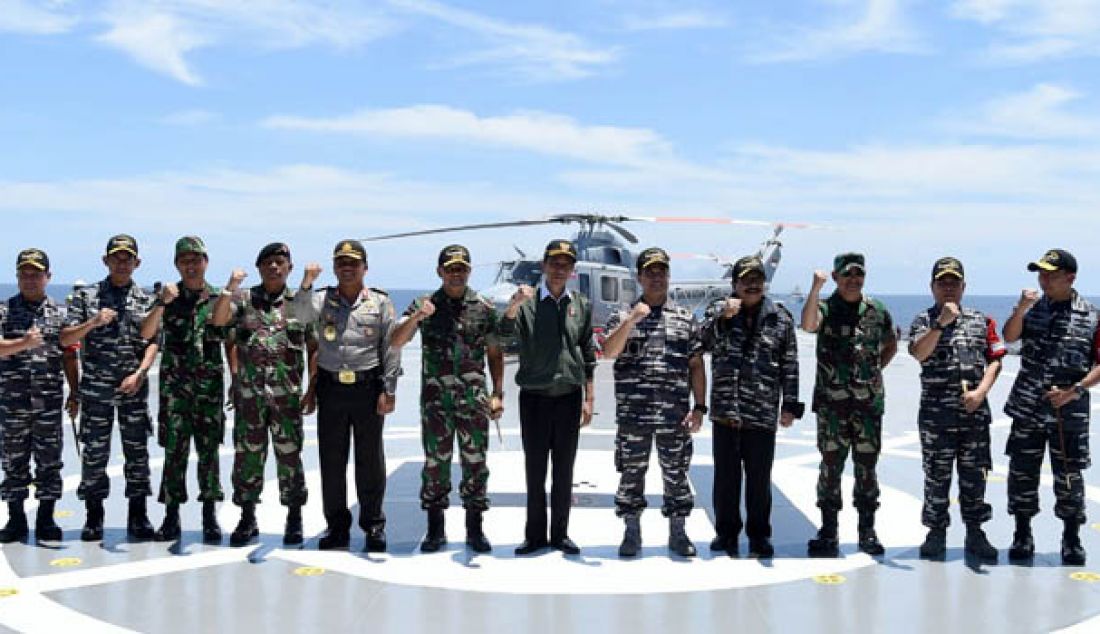 Presiden Joko Widodo meninjau dan menyaksikan secara langsung latihan Armada Jaya XXXIV Tahun 2016 di Geladak Isyarat KRI Banjarmasin-592 di Laut Jawa, Rabu 14 September 2016. Foto: Biro Pers Kepresidenan - JPNN.com