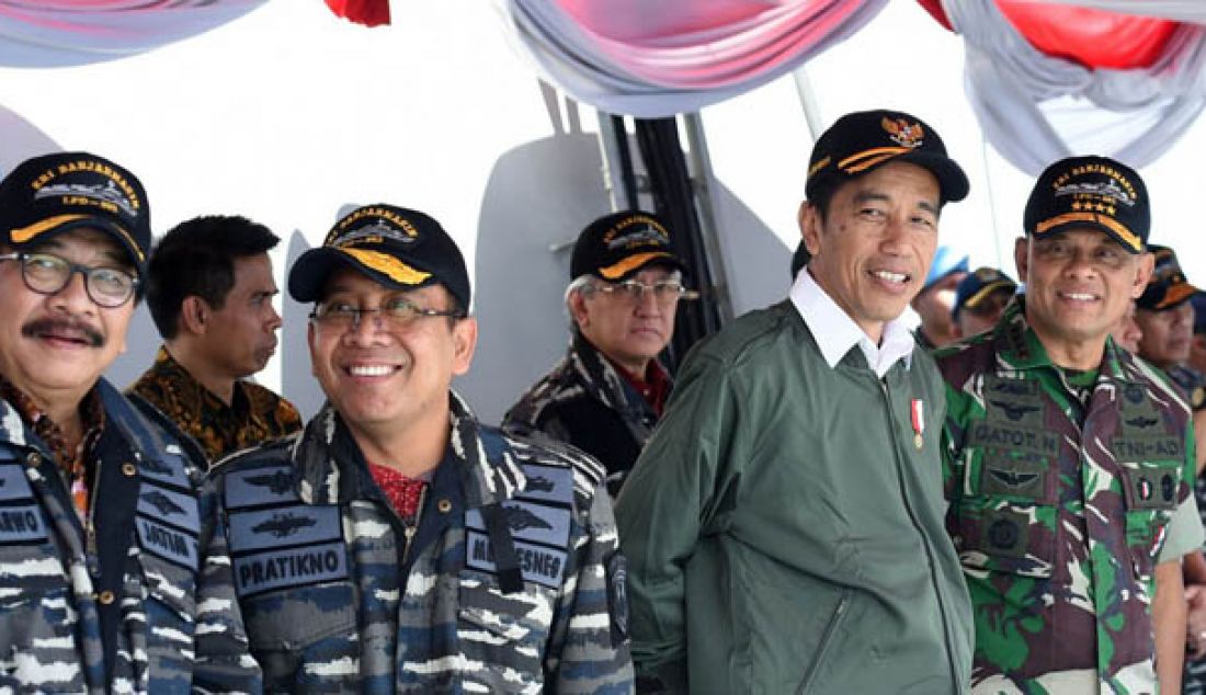 Presiden Joko Widodo meninjau dan menyaksikan secara langsung latihan Armada Jaya XXXIV Tahun 2016 di Geladak Isyarat KRI Banjarmasin-592 di Laut Jawa, Rabu 14 September 2016. Foto: Biro Pers Kepresidenan - JPNN.com