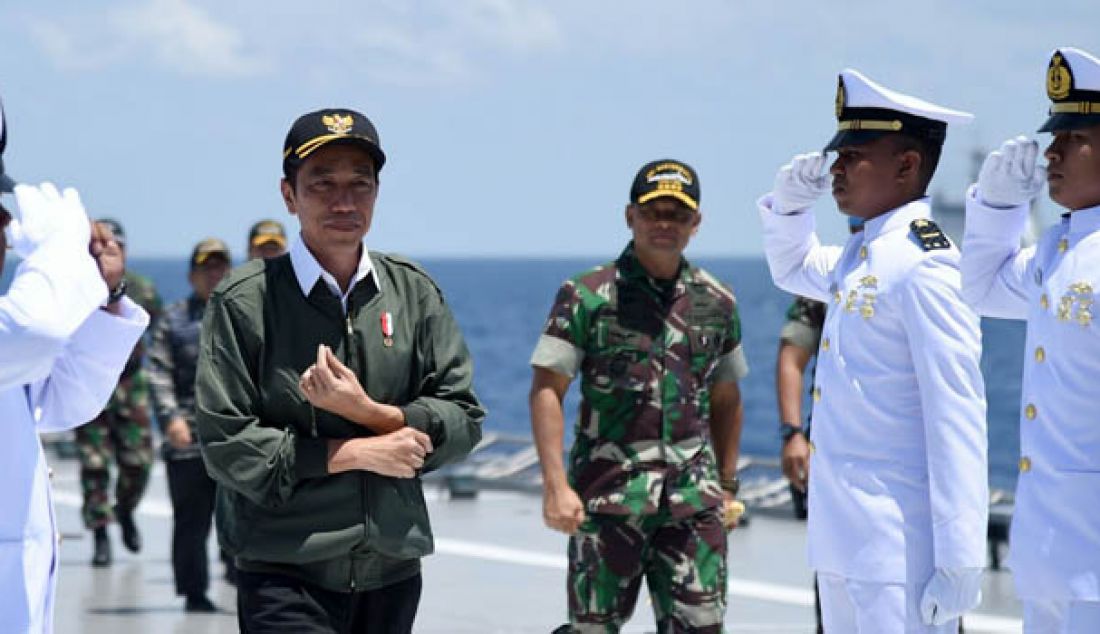 Presiden Joko Widodo meninjau dan menyaksikan secara langsung latihan Armada Jaya XXXIV Tahun 2016 di Geladak Isyarat KRI Banjarmasin-592 di Laut Jawa, Rabu 14 September 2016. Foto: Biro Pers Kepresidenan - JPNN.com