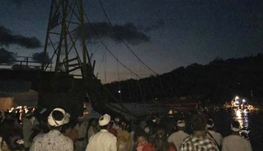 Jembatan wisata penghubung Pulau Nusa Lembongan dan Nusa Ceningan, Bali ambruk pada Minggu (16/10) malam. Foto: Humas BNPB dan BPBD Bali - JPNN.com