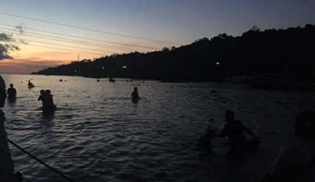 Jembatan wisata penghubung Pulau Nusa Lembongan dan Nusa Ceningan, Bali ambruk pada Minggu (16/10) malam. Foto: Humas BNPB dan BPBD Bali - JPNN.com