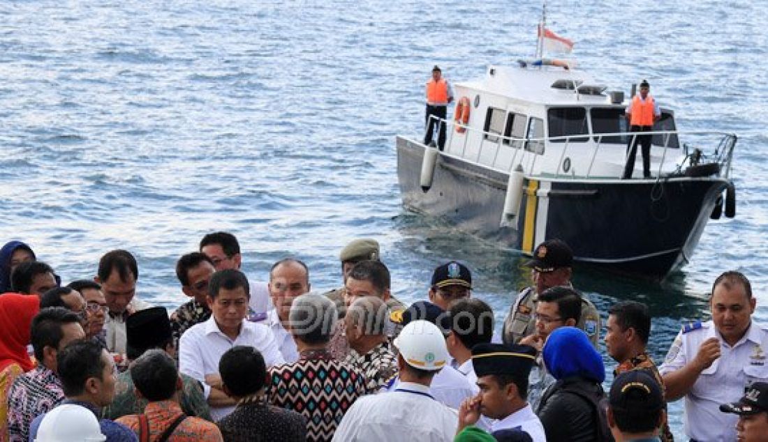 Menteri Perhubungan, Ignasius Jonan bersama rombongan mengunjungi dermaga pelabuhan baru Probolinggo, Sabtu (12/12). Foto: M Zubaidillah/Radar Bromo/JPNN.com - JPNN.com