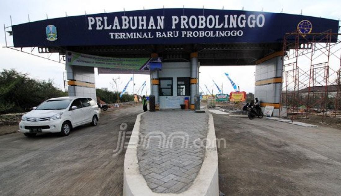 Gerbang masuk terminal baru pelabuhan Probolinggo yang baru diresmikan, Sabtu (12/12). Peresmian dihadiri oleh Menteri Perhubungan Ignstius Jonan. Foto: M Zubaidillah/Radar Bromo/JPNN.com - JPNN.com