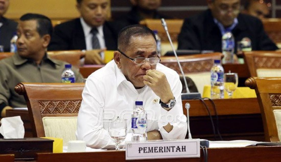 Menteri Pertahanan (Menhan) Ryamizard Ryacudu saat mengikuti Rapat Kerja dengan Komisi I DPR, Jakarta, Senin (14/12). Rapat membahas pengesahan memorandum saling pengertian antara Pemerintah RI dan Pemerintah Republik Sosialis Vietnam tentang peningkatan kerja sama antara pejabat pertahanan dan kegiatan bidang pertahanan. Foto: Ricardo/JPNN.com - JPNN.com