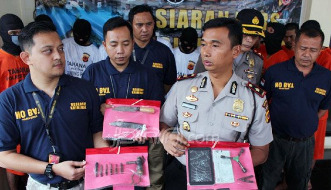 Satuan Polres Bogor mengekspos 11 pelaku pencurian motor dari awal Desember ini di Polres Bogor, Senin (14/12). Petugas juga mengamankan sejumlah barang bukti berupa 11 motor dan alat yang digunakan saat beraksi. Foto: Arifin/METROPOLITAN/JPNN.com - JPNN.com