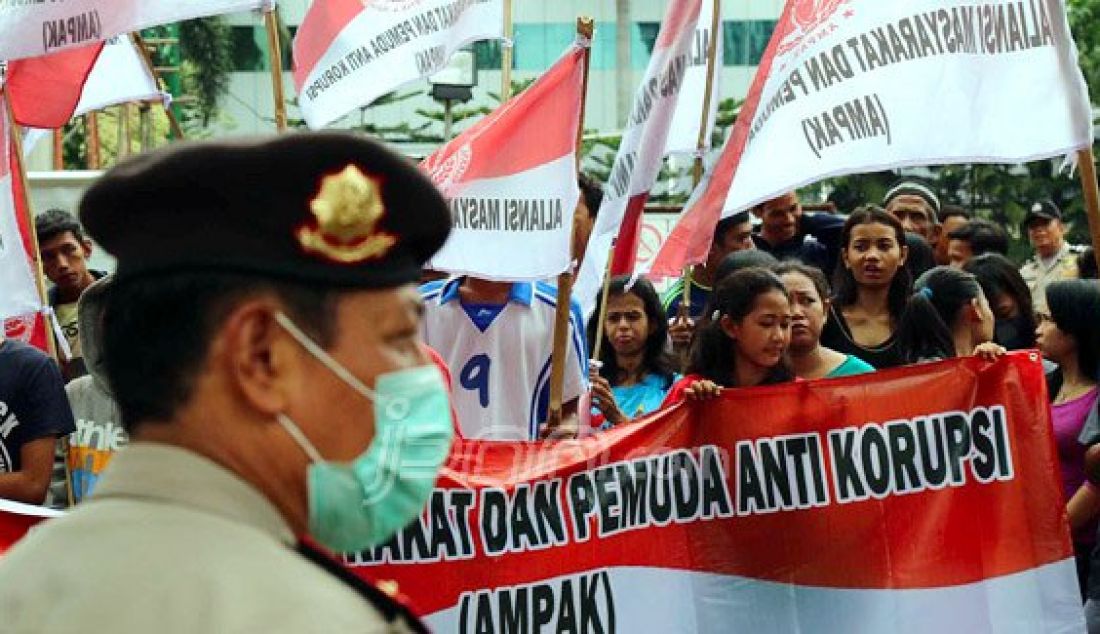 Forum Pemuda Nasional (FORPENAS) berunjuk rasa di depan Mabes Polri, Jakarta, Senin (14/12). Mabes Polri didesak memanggil Menteri ESDM Sudirman Said terkait pelanggaran hukum atas tindak penyadapan yang dianggap telah melawan hukum yakni Pasal 32 UU No 39 tahun 1999 tentang Hak Asasi Manusia. Foto: Ricardo/JPNN.com - JPNN.com