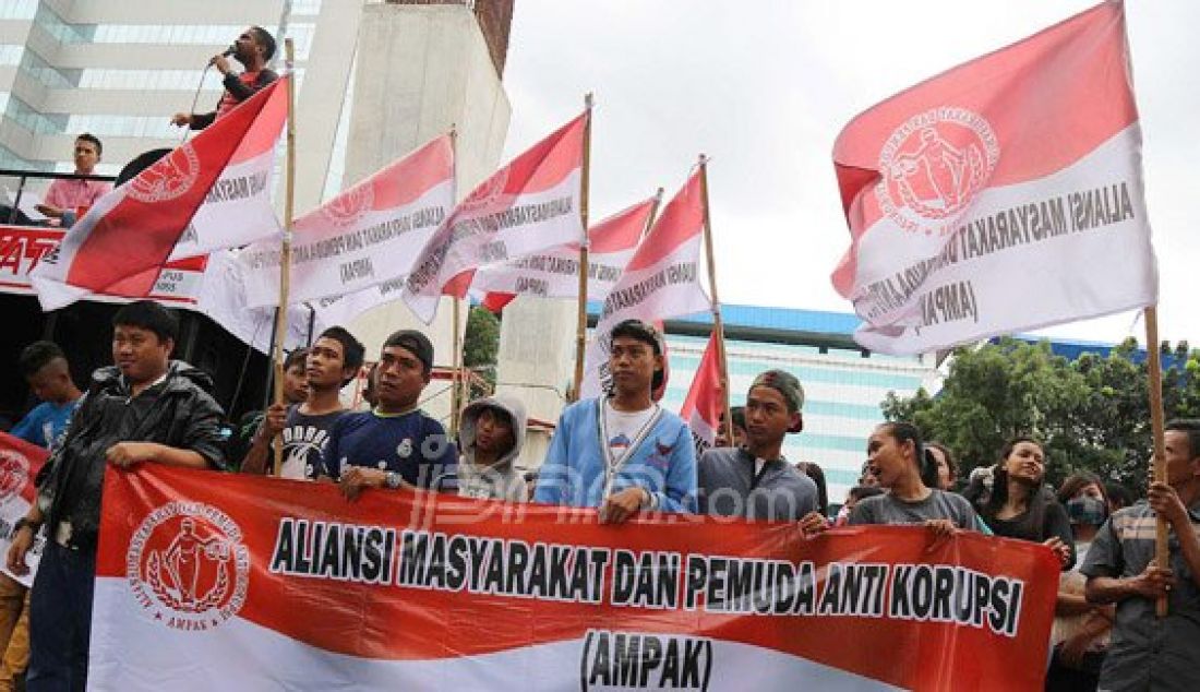 Forum Pemuda Nasional (FORPENAS) berunjuk rasa di depan Mabes Polri, Jakarta, Senin (14/12). Mabes Polri didesak memanggil Menteri ESDM Sudirman Said terkait pelanggaran hukum atas tindak penyadapan yang dianggap telah melawan hukum yakni Pasal 32 UU No 39 tahun 1999 tentang Hak Asasi Manusia. Foto: Ricardo/JPNN.com - JPNN.com