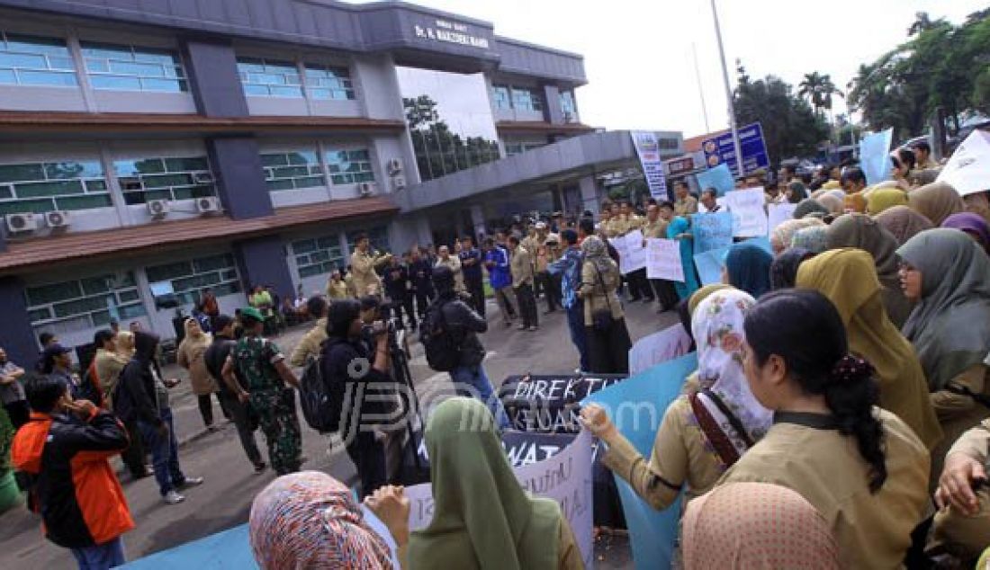 Ratusan karyawan Rumah Sakit Dr. Marzoeki Mahdi (RSMM) Bogor menggelar aksi unjuk rasa, Senin(14/12). Massamenuntut pengembalian hak remunerasi karyawan yang mengalami pemotongan sebesar 30% sejak Oktober lalu dan menuntut mundur Dirut RS beserta ketiga direksi. Foto: Sofyansyah/Radar Bogor/JPNN.com - JPNN.com