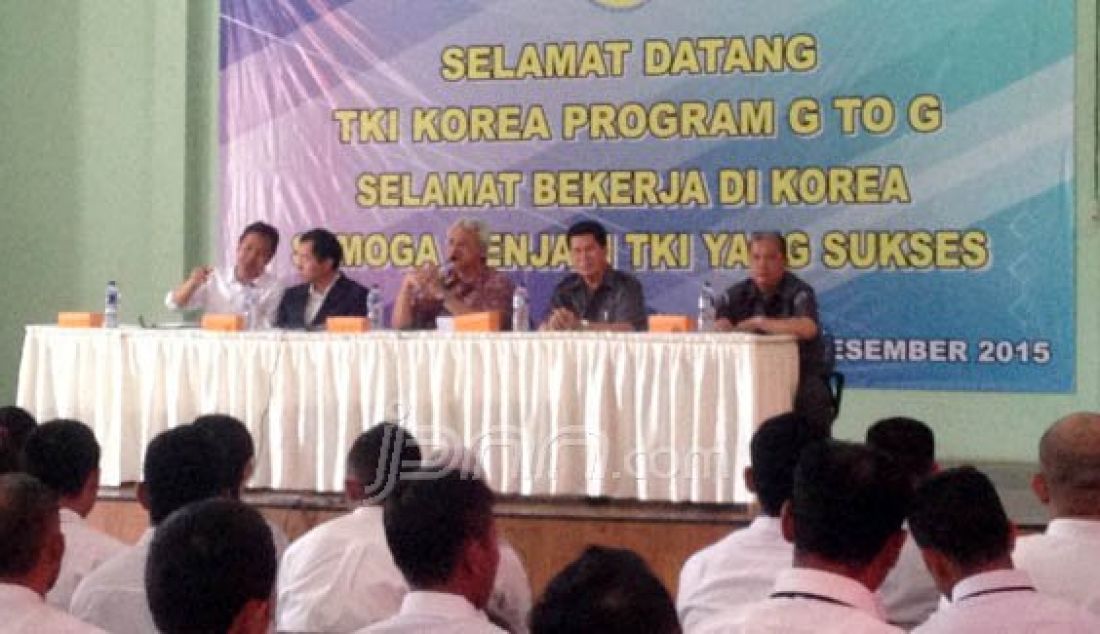 Badan Nasional Penempatan dan Perlindungan Tenaga Kerja Indonesia (BNP2TKI) saat akan memberangkatkan 143 TKI ke Korea Selatan. Foto: Gilang/JPNN.com - JPNN.com