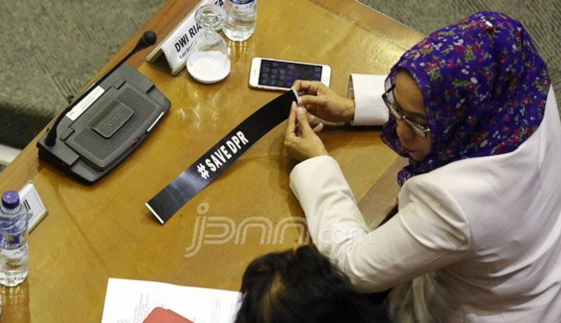 Sejumlah Anggota DPR memakai pinta hitam bertulis &quot;#Save DPR&quot; saat sidang paripurna DPR di Ruang Sidang Paripurna DPR, Nusantara II, Komplek Parlemen, Senayan, Jakarta, Selasa (15/12). Foto: Ricardo/JPNN.com - JPNN.com