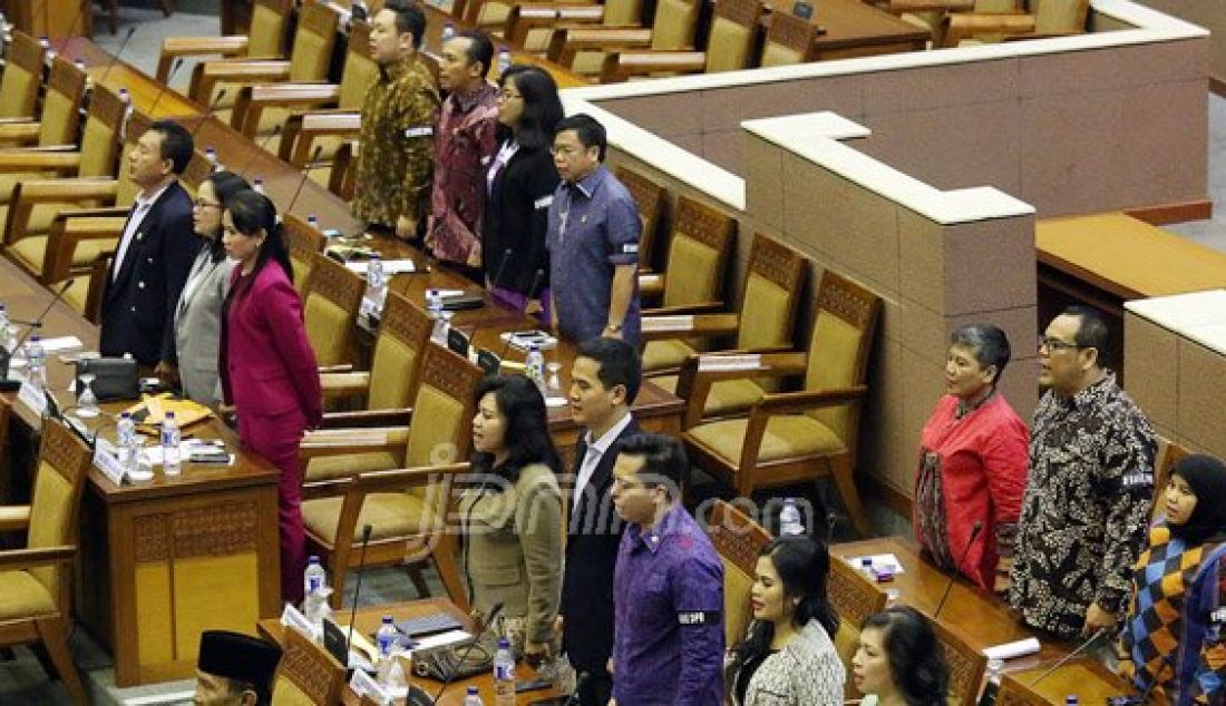 Sejumlah Anggota DPR memakai pinta hitam bertulis &quot;#Save DPR&quot; saat sidang paripurna DPR di Ruang Sidang Paripurna DPR, Nusantara II, Komplek Parlemen, Senayan, Jakarta, Selasa (15/12). Foto: Ricardo/JPNN.com - JPNN.com