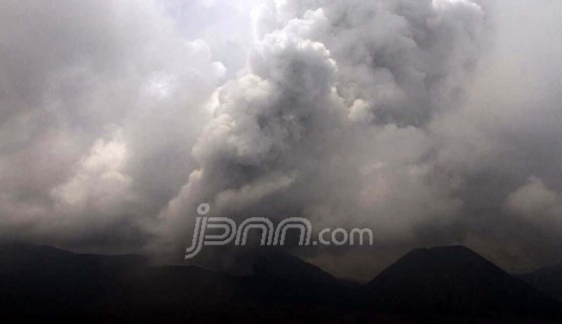 Gunung Bromo kembali menunjukkan aktivitas erupsi, Selasa (15/12). Foto: Zainal/Radar Bromo/JPNN.com - JPNN.com