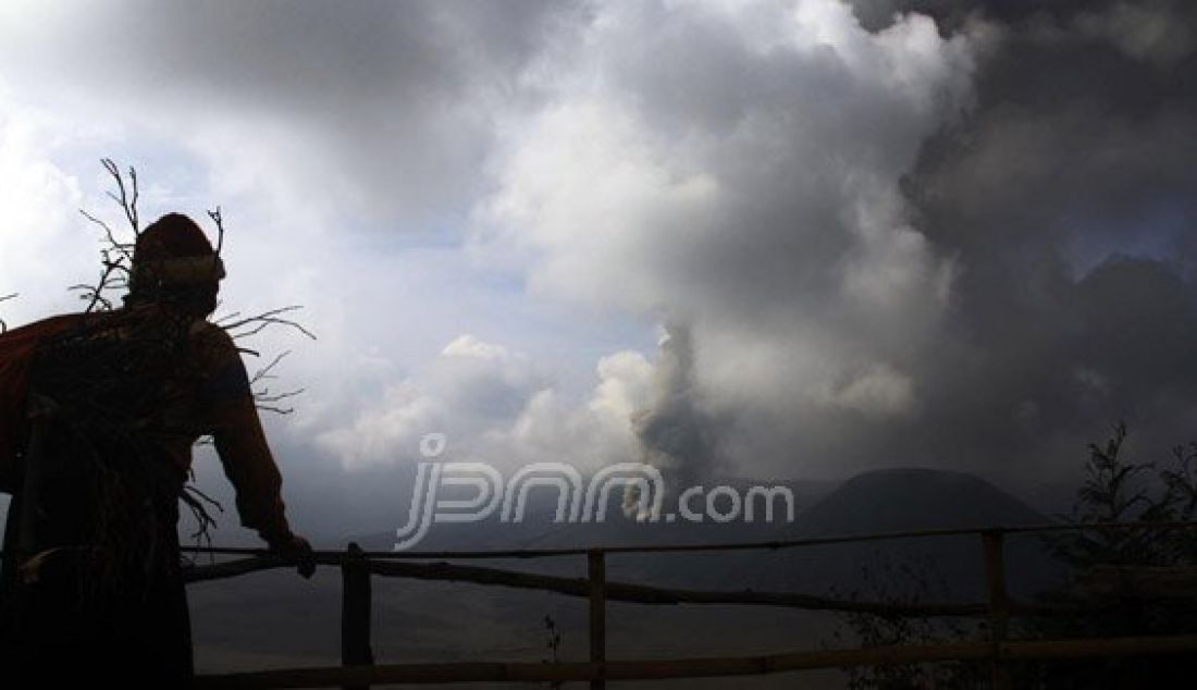 Gunung Bromo kembali menunjukkan aktivitas erupsi, Selasa (15/12). Foto: Zainal/Radar Bromo/JPNN.com - JPNN.com