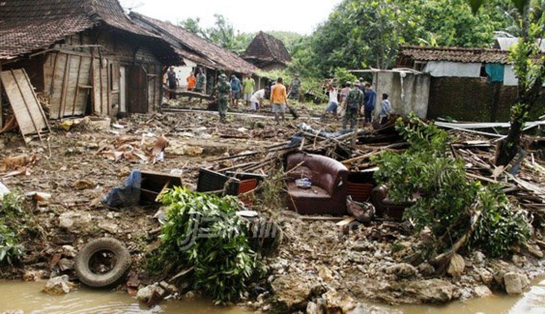 Satu rumah roboh dan puluhan lainnya rusak akibat banjir bandang yang menerjang desa Wonosoco Kecamatan Undaan Kudus, Senin (14/12). Foto: Donny/Radar Kudus/JPNN.com - JPNN.com