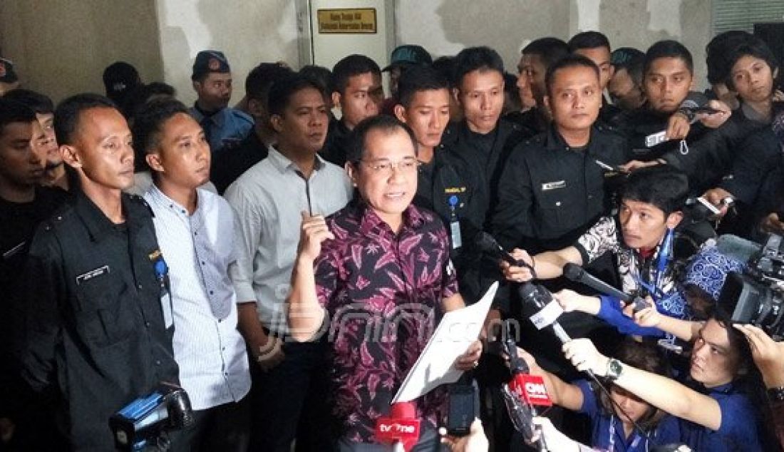 Anggota Mahkamah Dewan Kehormatan (MKD) DPR, Akbar Faisal saat menyampaikan keterangan pers terkait pencoretan namanya dari kenaggotaan MKD, Jakarta, Rabu (16/12). Foto: M Fathra/JPNN.com - JPNN.com