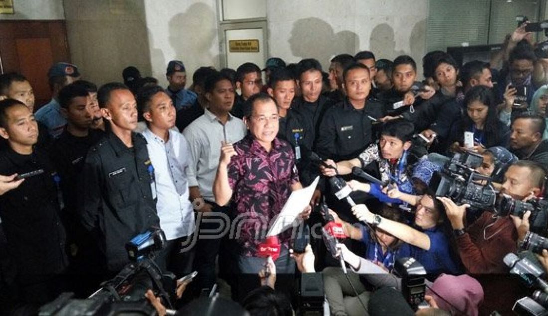 Anggota Mahkamah Dewan Kehormatan (MKD) DPR, Akbar Faisal saat menyampaikan keterangan pers terkait pencoretan namanya dari kenaggotaan MKD, Jakarta, Rabu (16/12). Foto: M Fathra/JPNN.com - JPNN.com