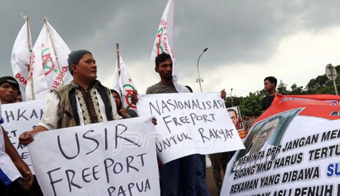 Ratusan massa dari Forum Pemuda Nasional melakukan berunjukrasa di depan Istana Negara, Jakarta (16/12). Massa menuntut pemerintah menghentikan kontrak karya PT Freeport Indonesia dan meminta Sudirman Said bersama Maroef Syamsuddin diproses hukum karena telah melawan hukum yakni Pasal 32 UU No 39 tahun 1999 tentang Hak Asasi Manusia. Foto: Ricardo/JPNN.com - JPNN.com