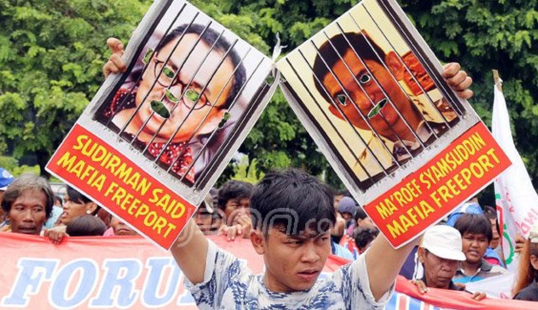 Ratusan massa dari Forum Pemuda Nasional melakukan berunjukrasa di depan Istana Negara, Jakarta (16/12). Massa menuntut pemerintah menghentikan kontrak karya PT Freeport Indonesia dan meminta Sudirman Said bersama Maroef Syamsuddin diproses hukum karena telah melawan hukum yakni Pasal 32 UU No 39 tahun 1999 tentang Hak Asasi Manusia. Foto: Ricardo/JPNN.com - JPNN.com