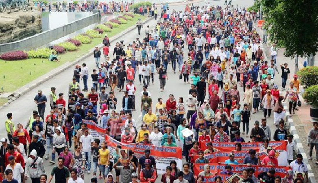 Ratusan massa dari Forum Pemuda Nasional melakukan berunjukrasa di depan Istana Negara, Jakarta (16/12). Massa menuntut pemerintah menghentikan kontrak karya PT Freeport Indonesia dan meminta Sudirman Said bersama Maroef Syamsuddin diproses hukum karena telah melawan hukum yakni Pasal 32 UU No 39 tahun 1999 tentang Hak Asasi Manusia. Foto: Ricardo/JPNN.com - JPNN.com