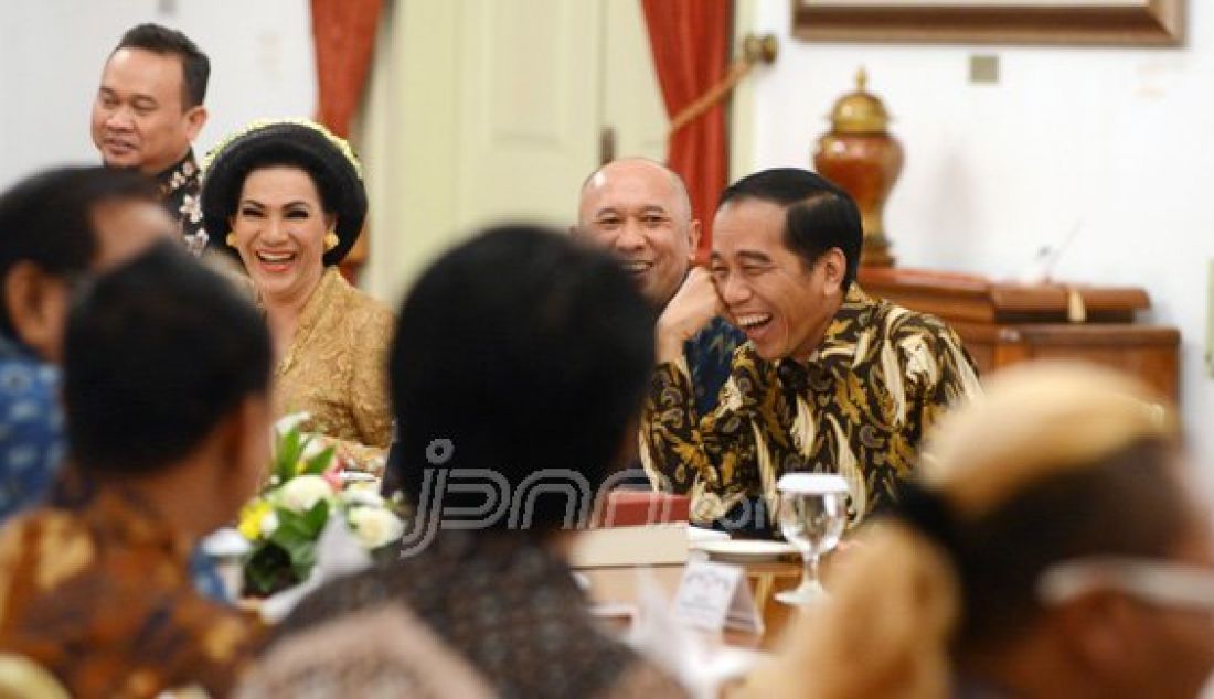 Presiden Joko Widodo tertawa lepas saat berbincang santai dengan belasan komedian di Istana Negara, Rabu (16/12). Foto: Natalia/JPNN.com - JPNN.com