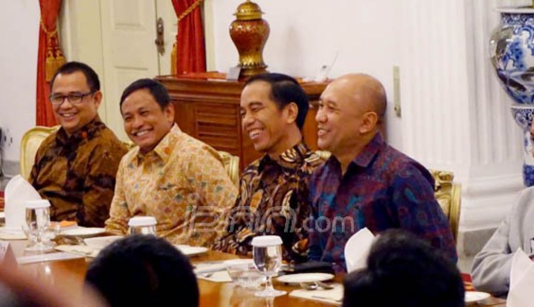 Presiden Joko Widodo tertawa saat aktris sekaligus komedian Indro Warkop bercanda tentang kursi ketua yang kosong di Istana Negara, Jakarta, Kamis (17/12). Foto: Natalia/JPNN.com - JPNN.com