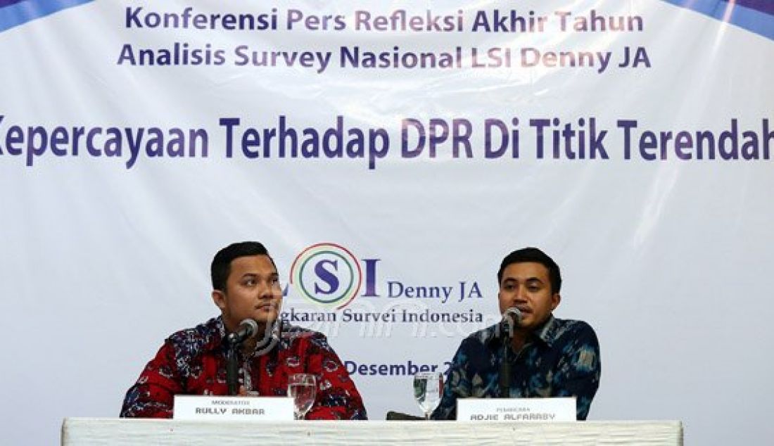 Peneliti LSI Adjie Alfaraby (kanan) saat merilis hasil survei Kepercayaan Terhadap DPR di Titik Terendah di Jakarta, Kamis (17/12). Hasil survei tersebut DPR menjadi lembaga yang kepercayaannya paling rendah dan Presiden menjadi paling tinggi. Foto: Ricardo/JPNN.com - JPNN.com